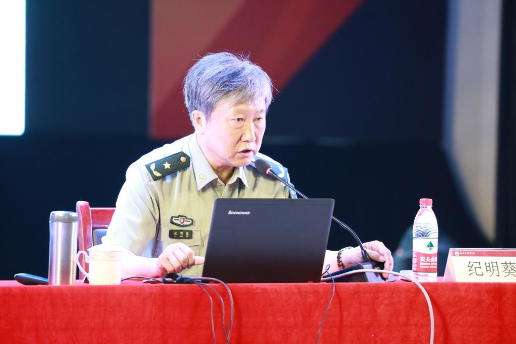 纪明葵将军为我校师生作国防教育报告。