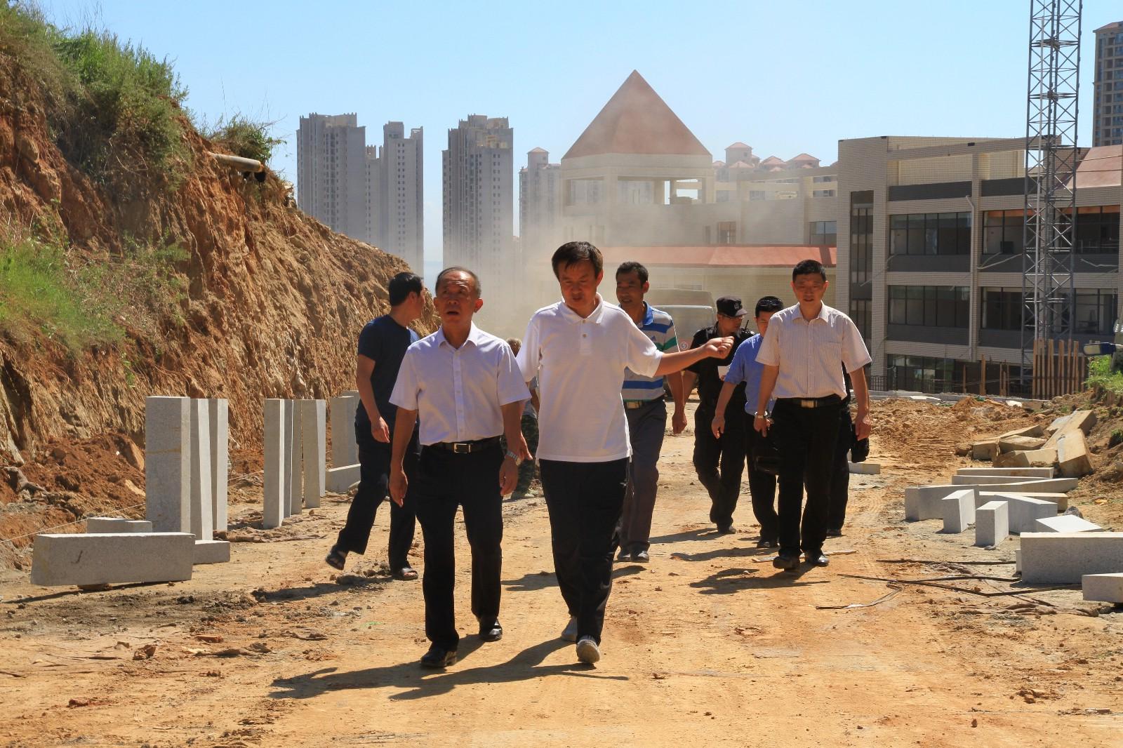 郭金创深入西校区新建学生宿舍调研。