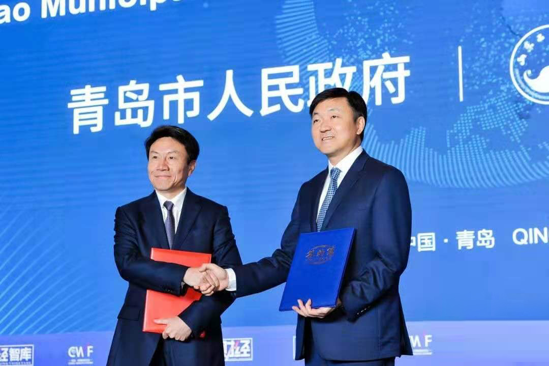 党委书记白光昭代表学校与青岛市副市长刘建军交换战略合作协议文本。